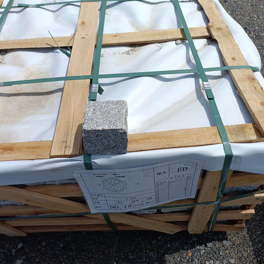 中国産ピンコロ白9✕9✕9センチ一箱600個入り