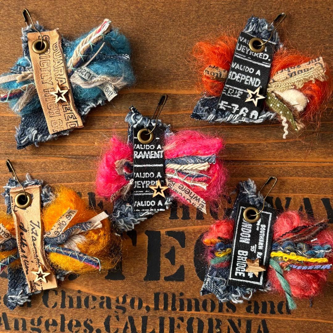 デザインタグ ファーと引き揃え糸の三角フリンジタグ 革タグレザータグ650