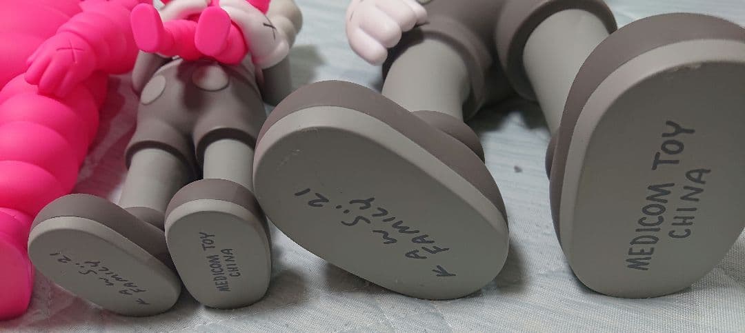 カウズ KAWS FAMILY PINK ファミリー 開封済み 中古品