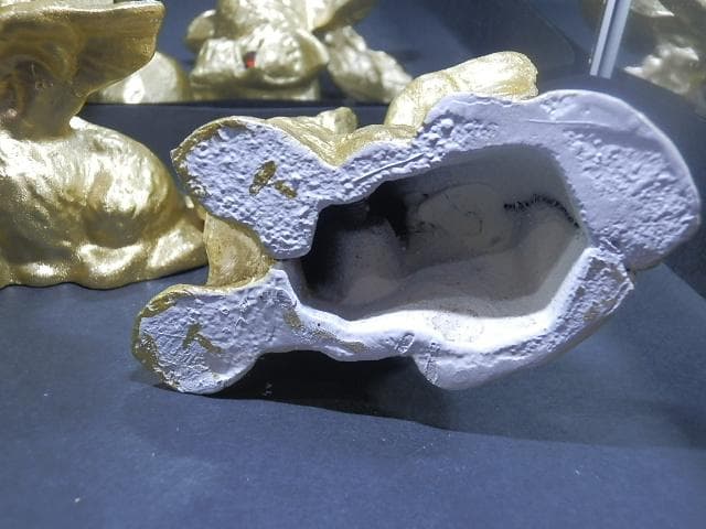 Gold Gargoyle Dog with red eyes ガーゴイルドッグ