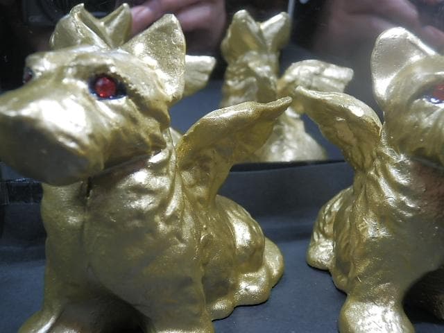 Gold Gargoyle Dog with red eyes ガーゴイルドッグ