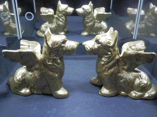 Gold Gargoyle Dog with red eyes ガーゴイルドッグ