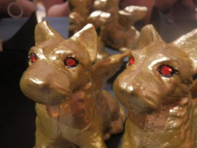 Gold Gargoyle Dog with red eyes ガーゴイルドッグ