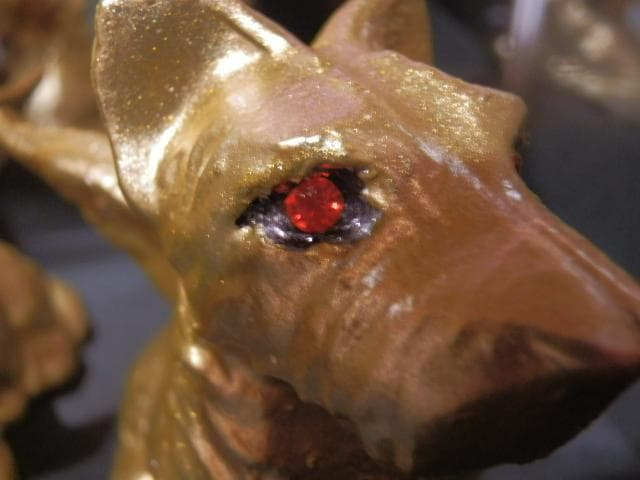 Gold Gargoyle Dog with red eyes ガーゴイルドッグ