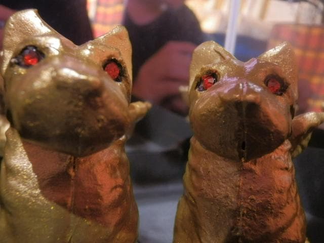 Gold Gargoyle Dog with red eyes ガーゴイルドッグ