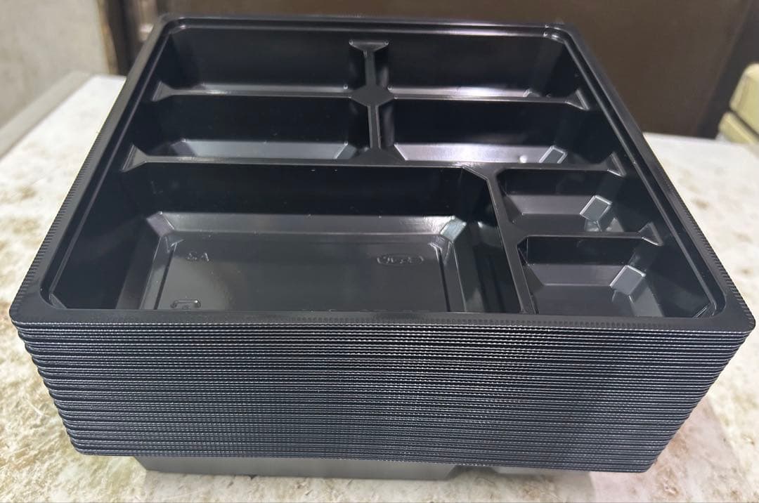 弁当容器 中仕切】70-70 C1 黒ZP エフピコチューパ300(50×6) - メルカリ