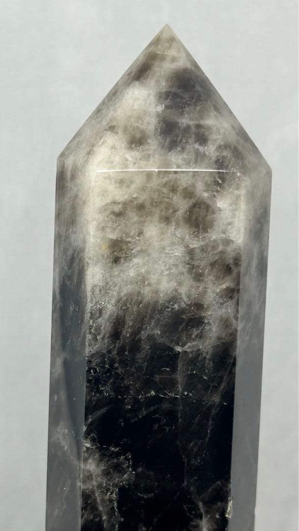 koko☆様　霞雲のような模様がとても綺麗な黒水晶六角柱　高さ約27cm