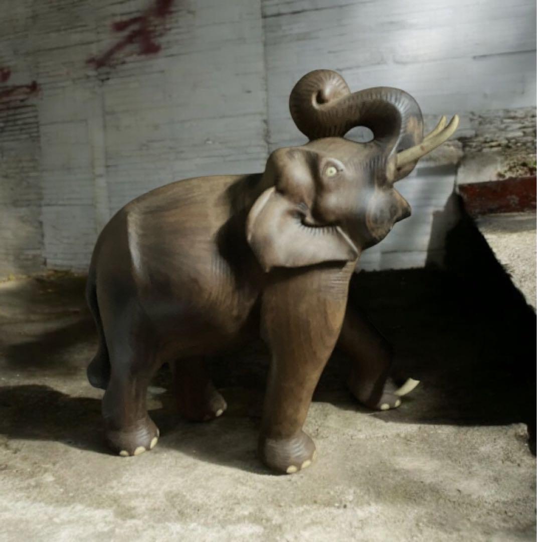 アンティーク品　木製象の彫刻 知恵と力の象徴　モダン　迫力ある作品