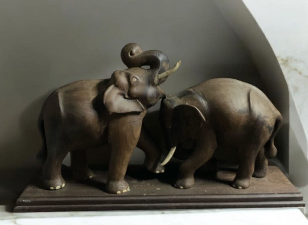 アンティーク品　木製象の彫刻 知恵と力の象徴　モダン　迫力ある作品