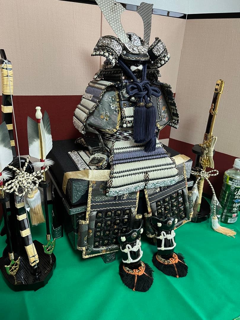 紫白糸縅黒銀小札之大鎧　草木染四曲屏風