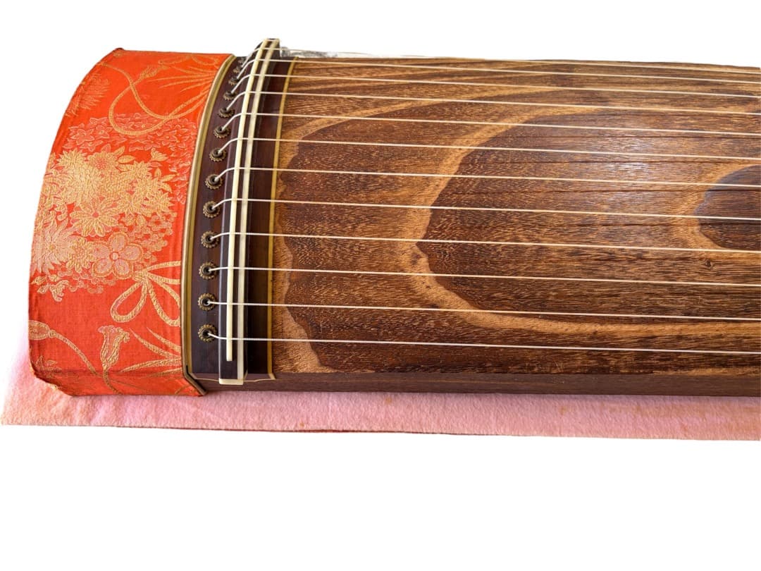 琴　お琴　箏　すだれ彫り　和楽器　13弦　花柄装飾　くり甲　半上角　柱つき