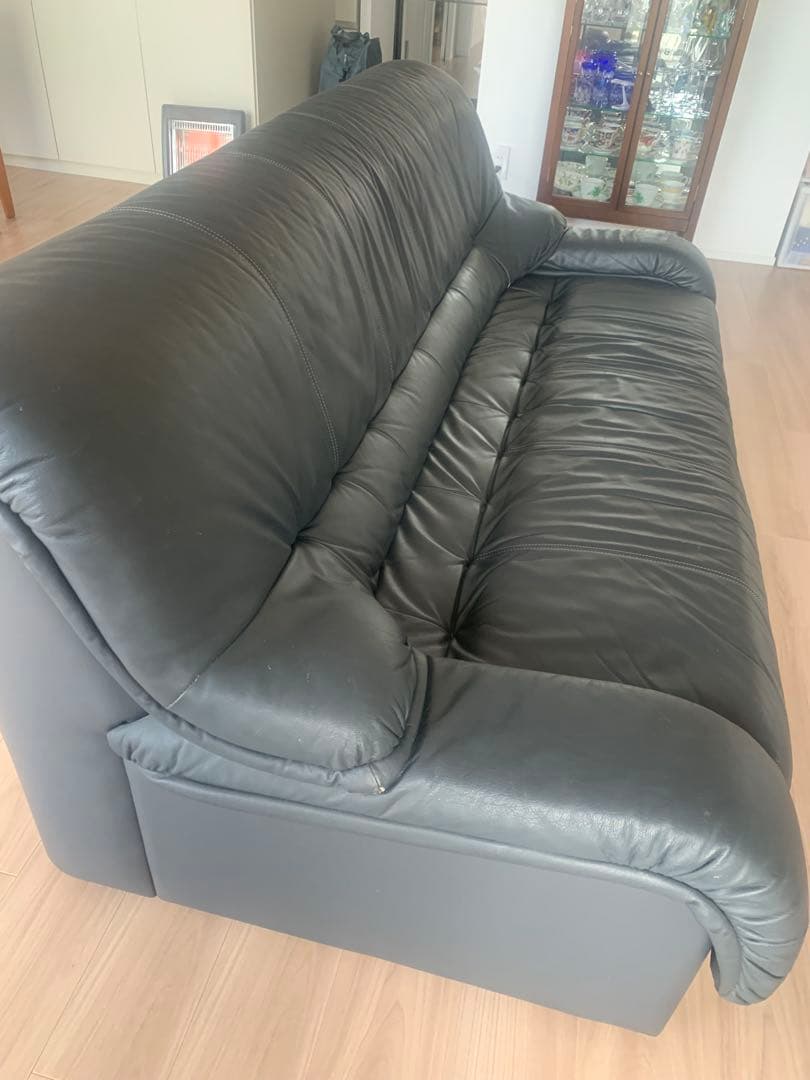 黒いレザー3人掛けソファ