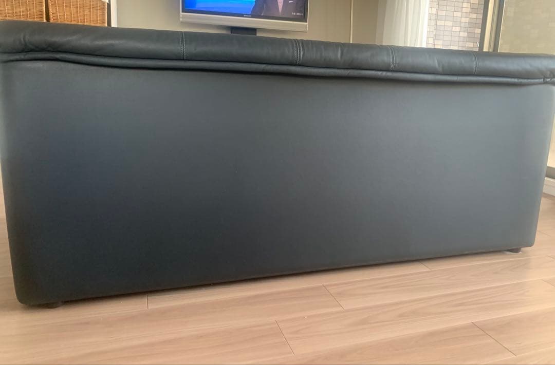 黒いレザー3人掛けソファ