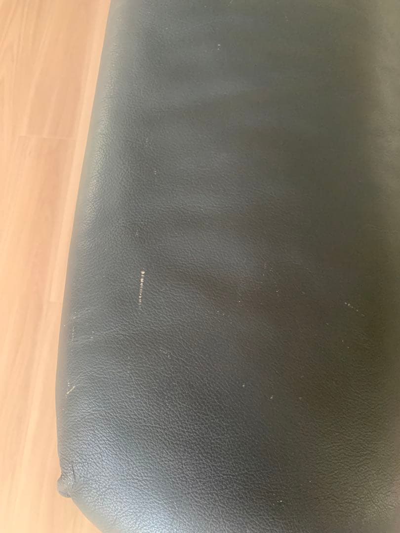 黒いレザー3人掛けソファ