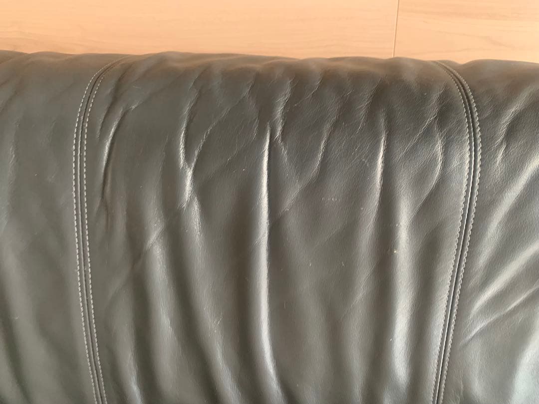 黒いレザー3人掛けソファ