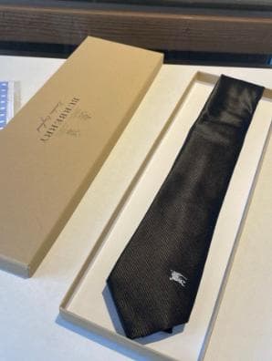 BURBERRY ネクタイ ブラック 細ストライプ 騎士ロゴ刺繍