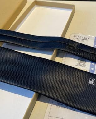 BURBERRY ネクタイ ブラック 細ストライプ 騎士ロゴ刺繍