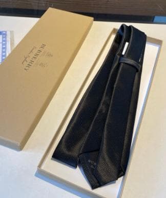 BURBERRY ネクタイ ブラック 細ストライプ 騎士ロゴ刺繍