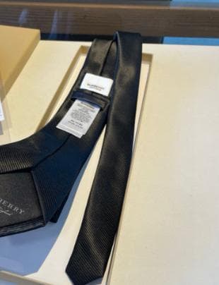 BURBERRY ネクタイ ブラック 細ストライプ 騎士ロゴ刺繍