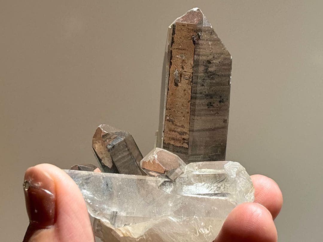 《ファントム×ライトスモーキークォーツクラスター＊ブラックルチル》