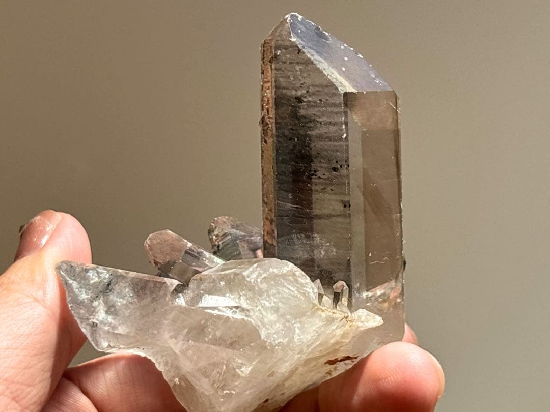 《ファントム×ライトスモーキークォーツクラスター＊ブラックルチル》