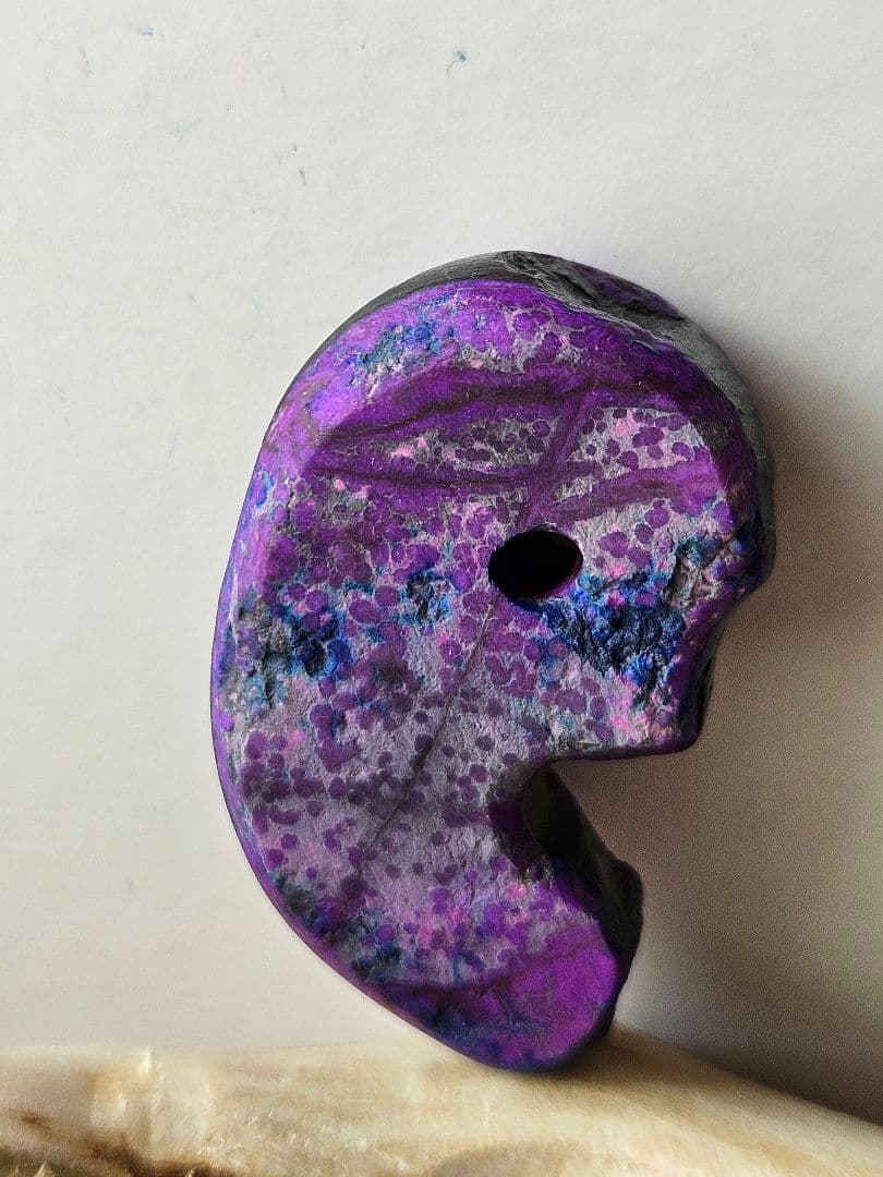 紫色　スギライト勾玉