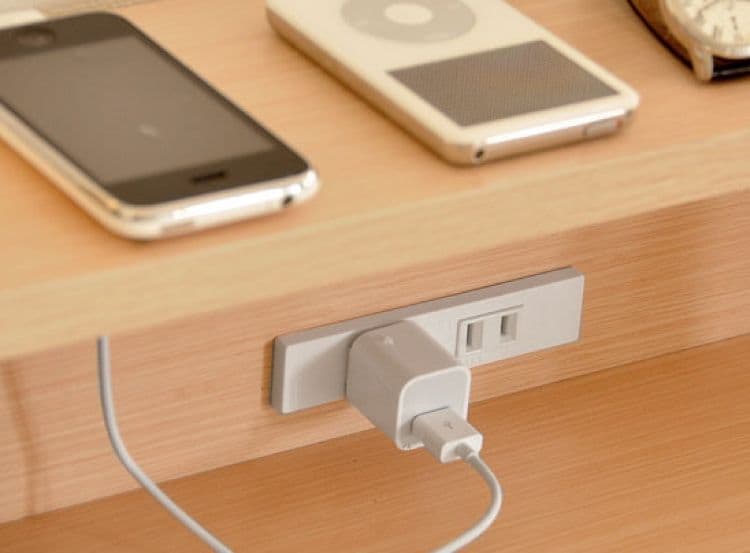 ✨木目調デスク✨（幅91cm)・コンセント2口付き