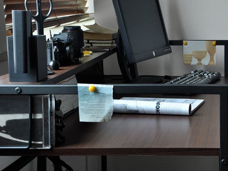 ✨木目調デスク✨（幅91cm)・コンセント2口付き