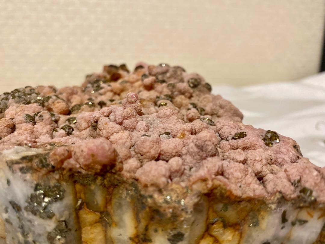 ロードクロサイト原石　菱マンガン鉱　水晶　2.6kg 【青森県尾太鉱山産】