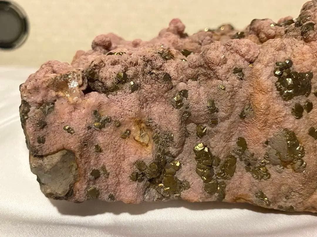 ロードクロサイト原石　菱マンガン鉱　水晶　2.6kg 【青森県尾太鉱山産】