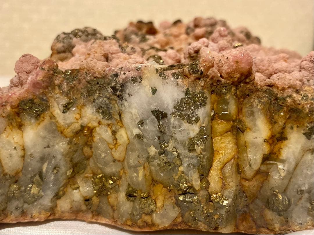 ロードクロサイト原石　菱マンガン鉱　水晶　2.6kg 【青森県尾太鉱山産】