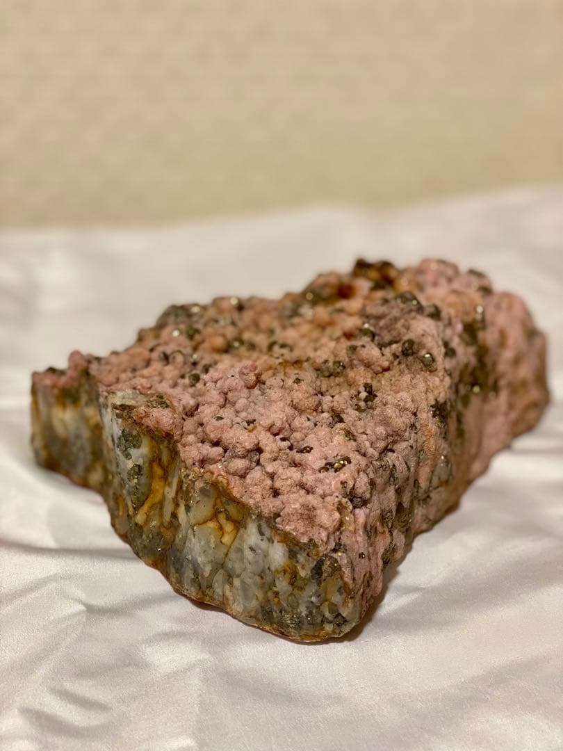 ロードクロサイト原石　菱マンガン鉱　水晶　2.6kg 【青森県尾太鉱山産】