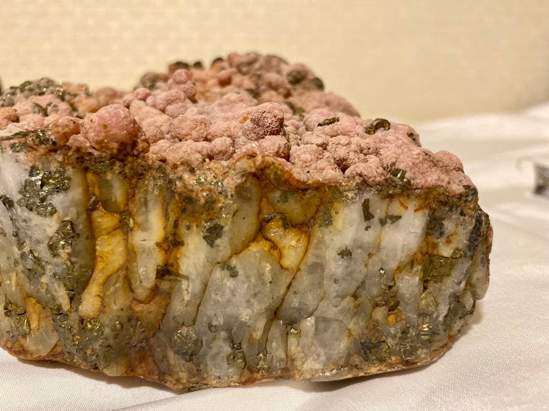 ロードクロサイト原石　菱マンガン鉱　水晶　2.6kg 【青森県尾太鉱山産】