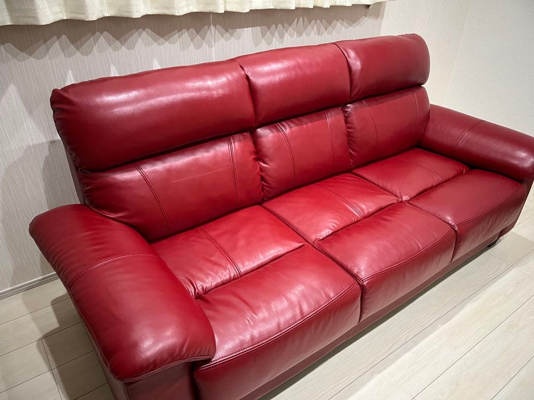 赤いレザー 3人掛けソファ　犬猫などの動物、喫煙者はいません。