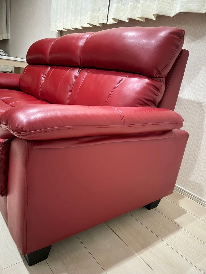 赤いレザー 3人掛けソファ　犬猫などの動物、喫煙者はいません。