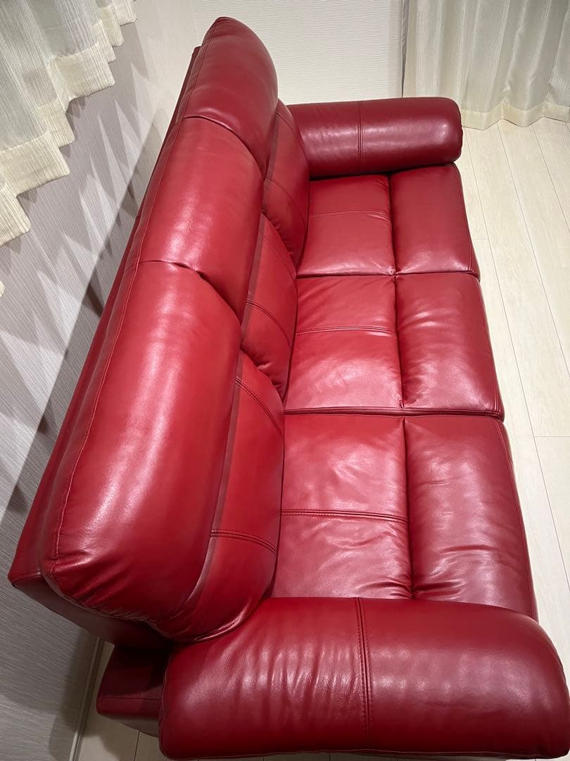赤いレザー 3人掛けソファ　犬猫などの動物、喫煙者はいません。