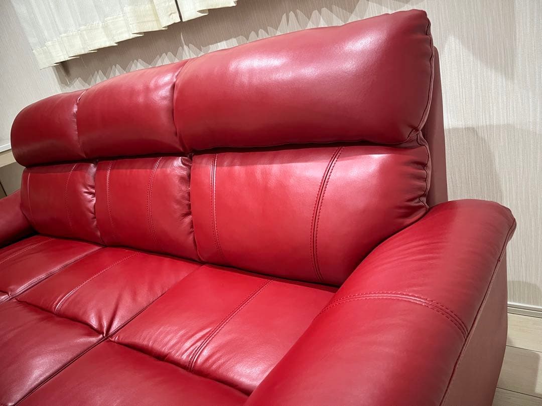 赤いレザー 3人掛けソファ　犬猫などの動物、喫煙者はいません。