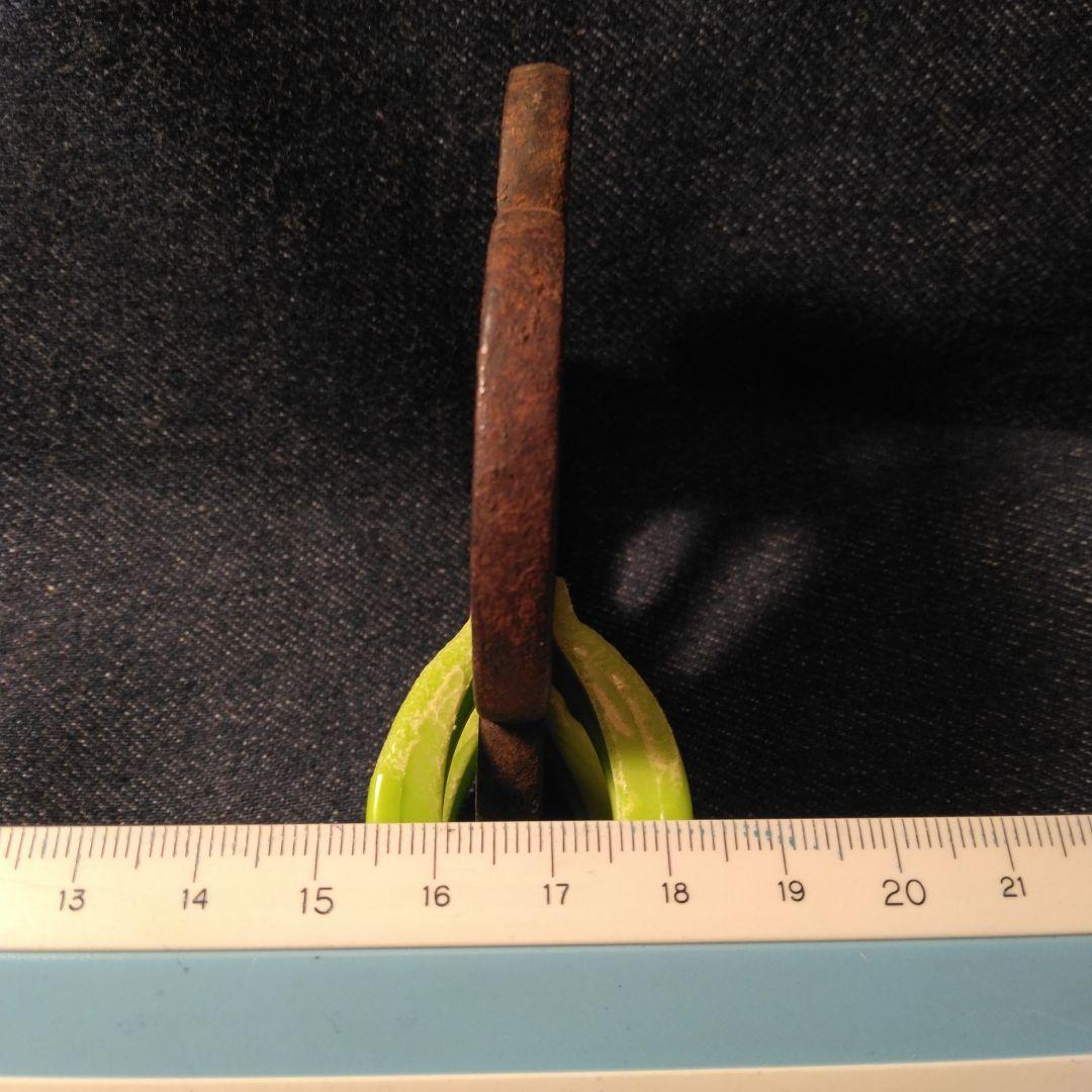 古い刀の花形 鉄製 鍔(つば) 骨董 刀 文鎮 - メルカリ