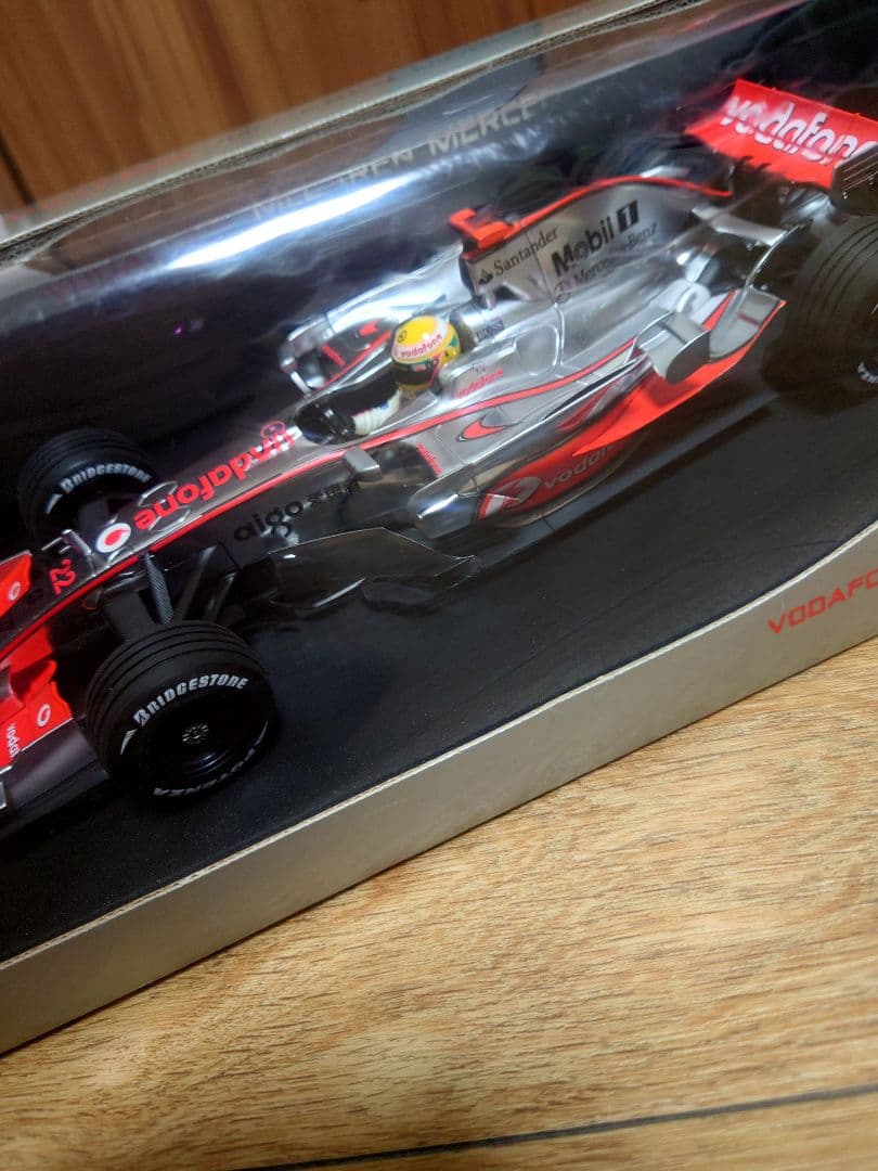 VODAFONE MCLAREN MERCEDES MP4-23 スケールモデル