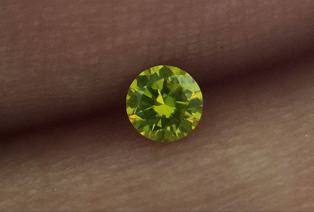 蛍光天然イエローダイヤモンド 0.129ct