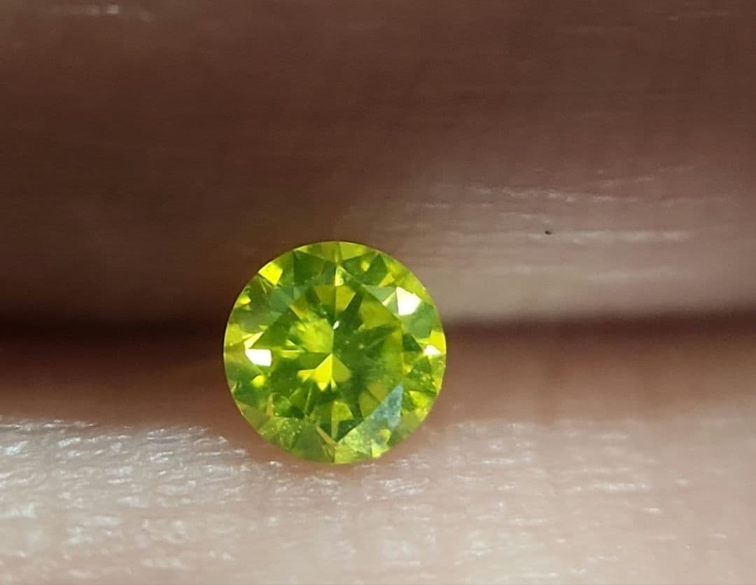 蛍光天然イエローダイヤモンド 0.129ct