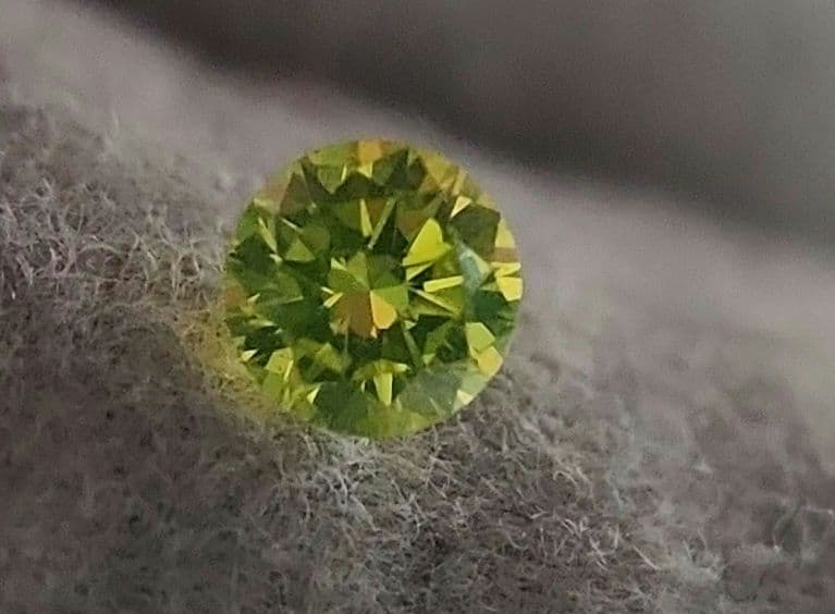 蛍光天然イエローダイヤモンド 0.129ct