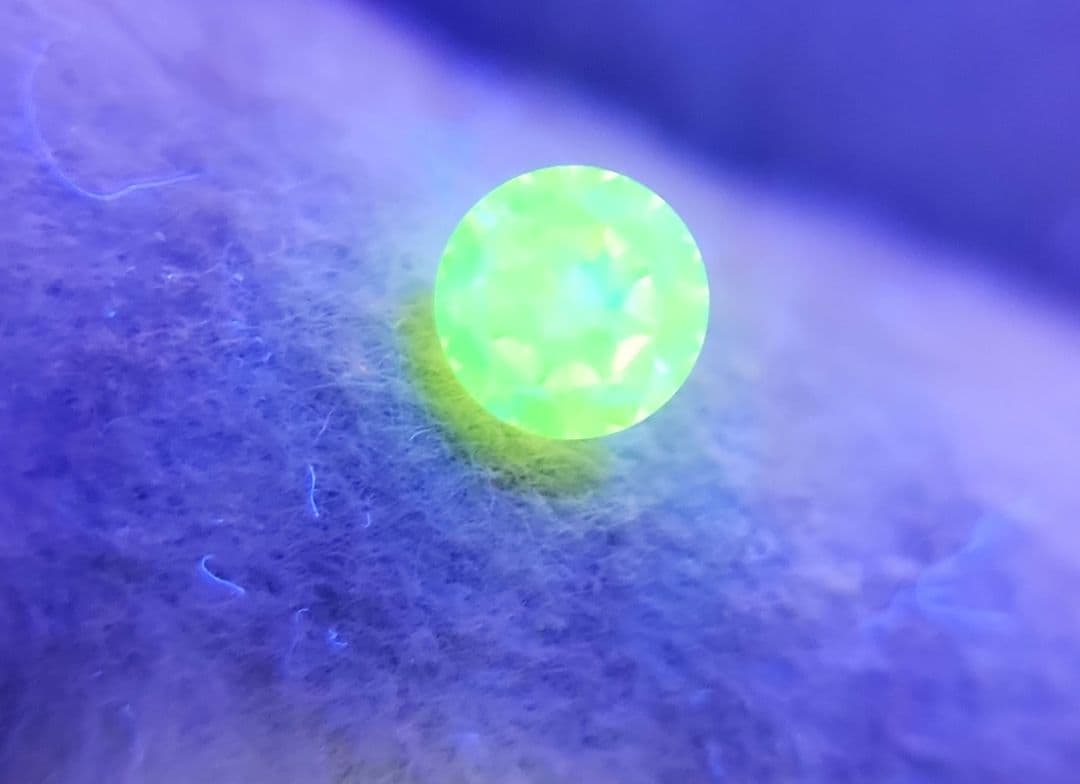 蛍光天然イエローダイヤモンド 0.129ct