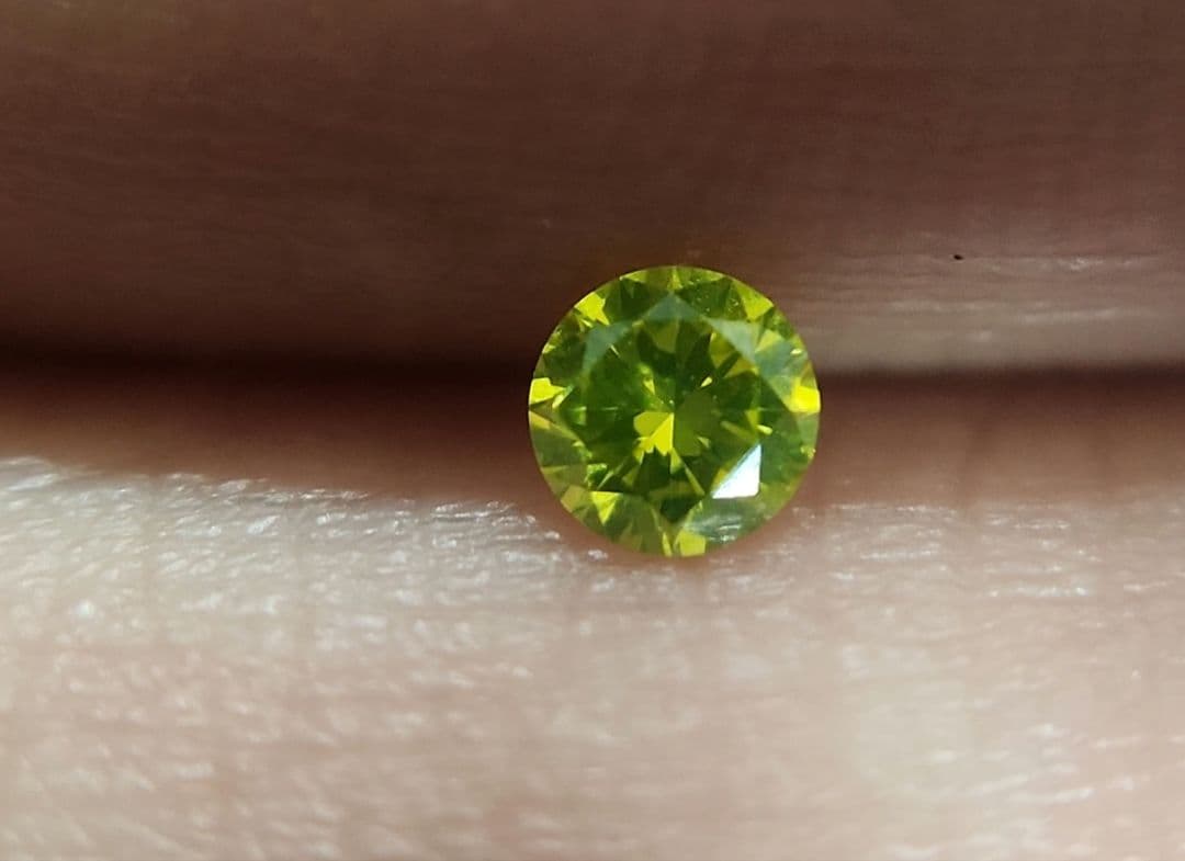 蛍光天然イエローダイヤモンド 0.129ct