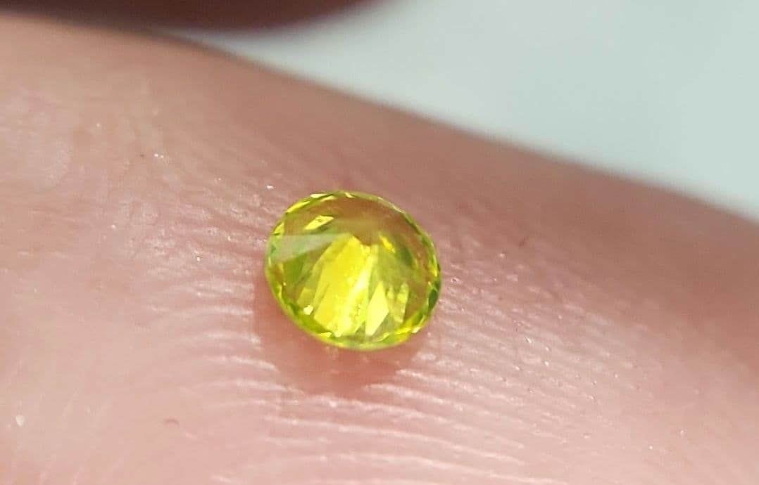 蛍光天然イエローダイヤモンド 0.129ct