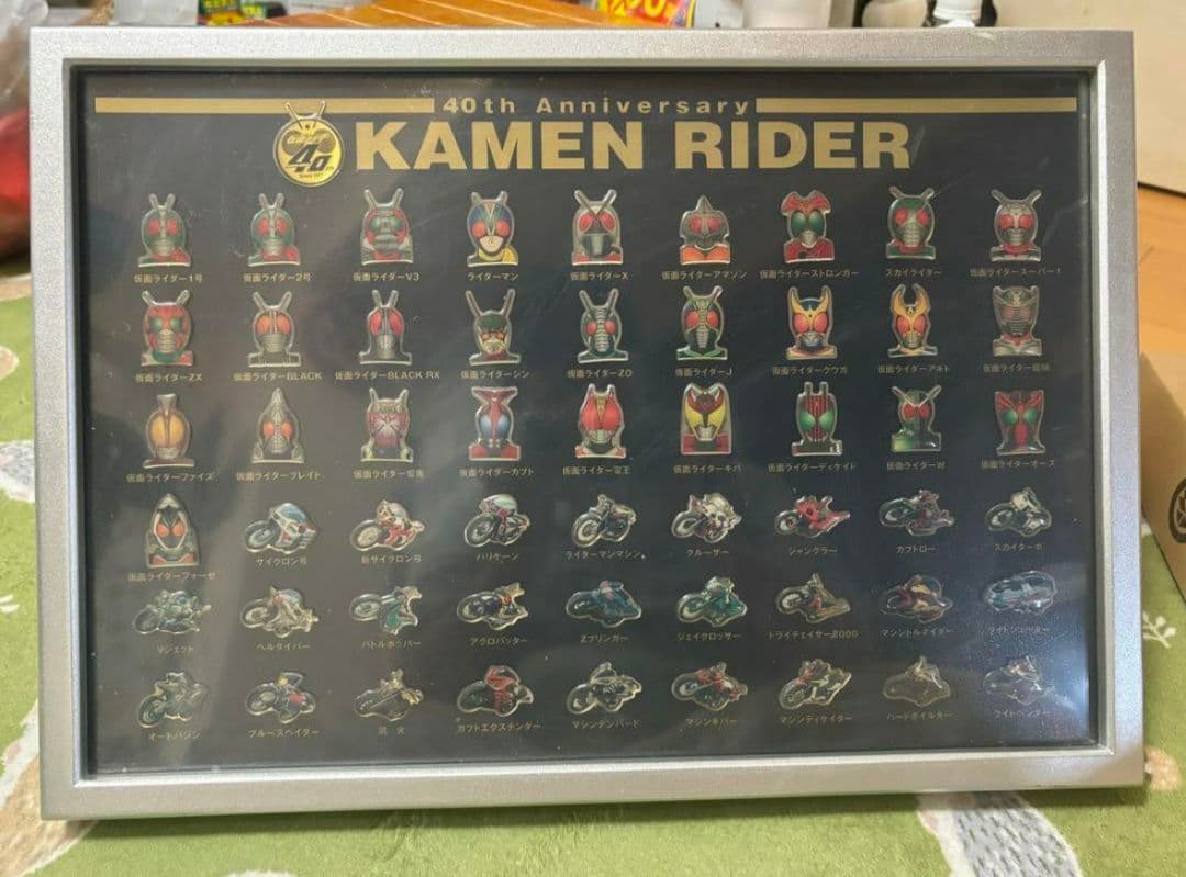 歴代仮面ライダー全員集合ピンズセット 専用額入りのピンズ全55種