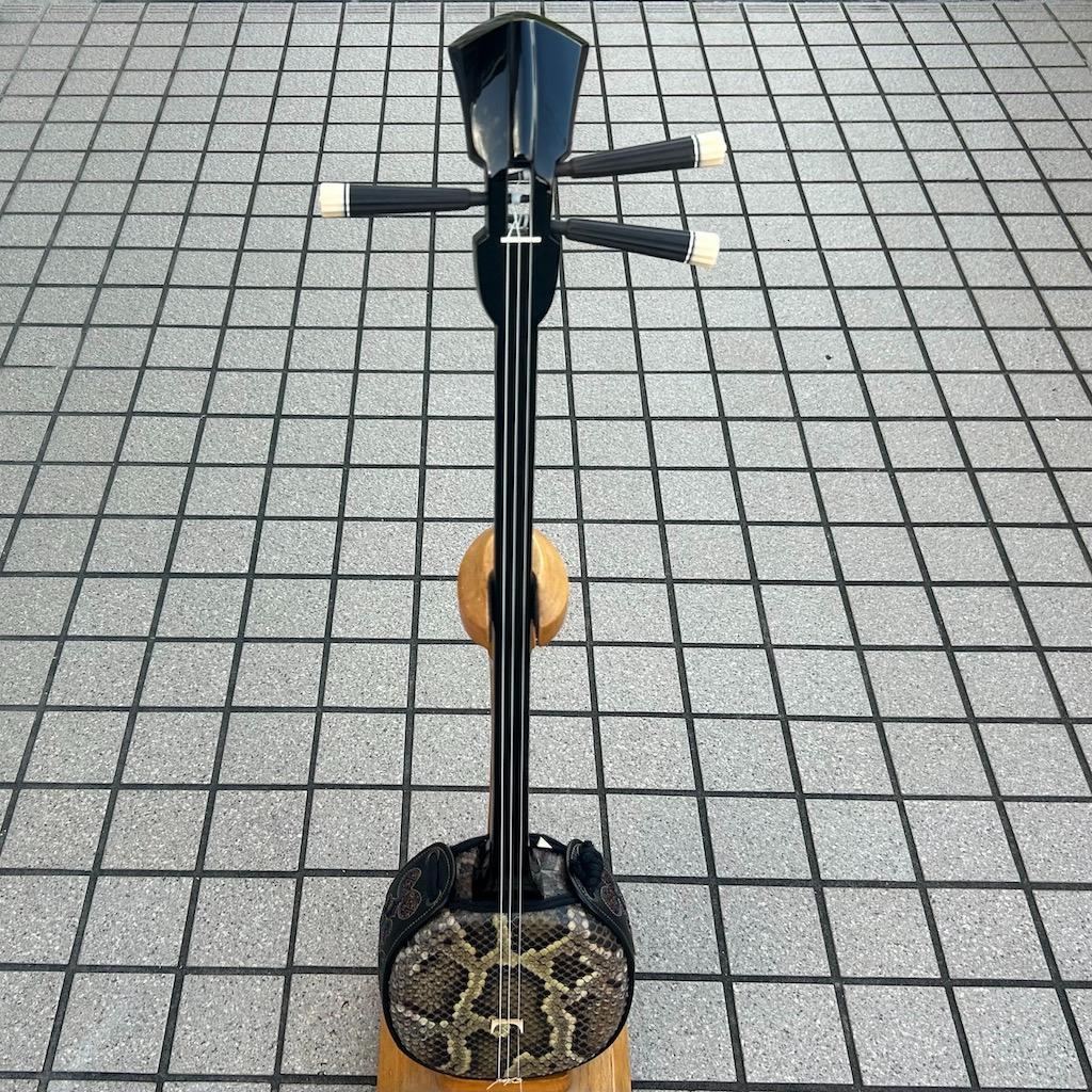 沖縄 三線 新崎型 カミゲン 黒木 本皮一枚張り 黒塗り 伝統工芸士製作