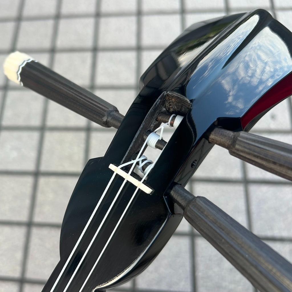 沖縄 三線 新崎型 カミゲン 黒木 本皮一枚張り 黒塗り 伝統工芸士製作