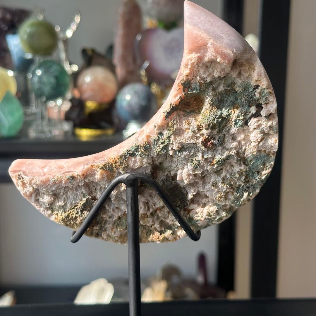 天然石ピンクアメジストの月　置物　台座付きNO.021512