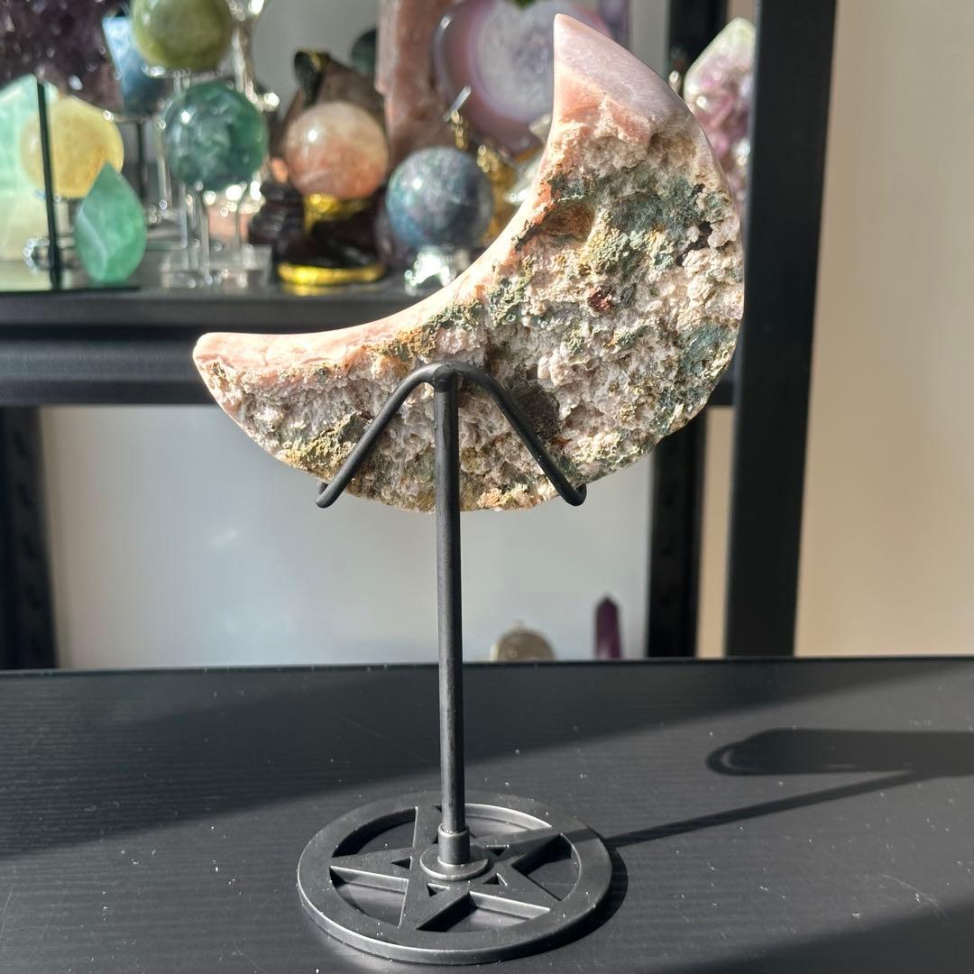 天然石ピンクアメジストの月　置物　台座付きNO.021512